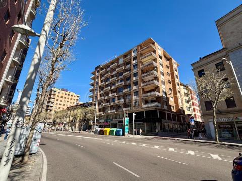 Amplia vivienda junto a Plaza de España